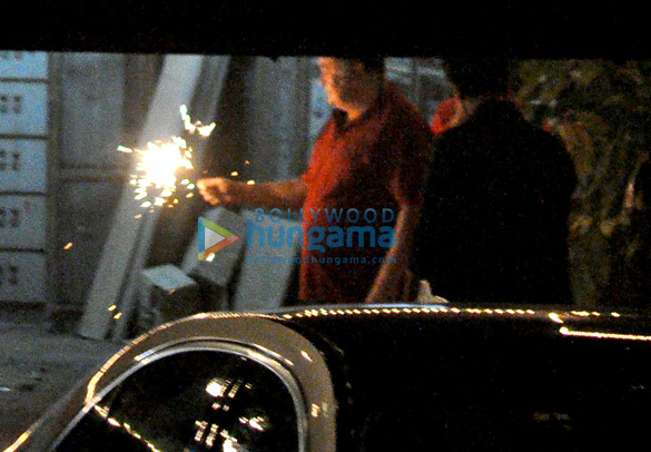 ranbir kapoor rishi kapoor snapped burning crackers on diwali 3