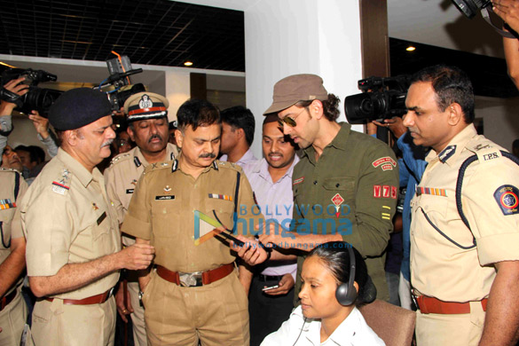 hrithik roshan meets mumbai traffic police officers 5