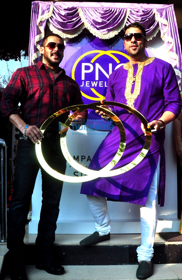 salman khan sonam kapoor unveil the new logo of png jewellers 5