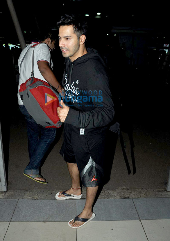 varun dhawan snapped leaving for goa 6