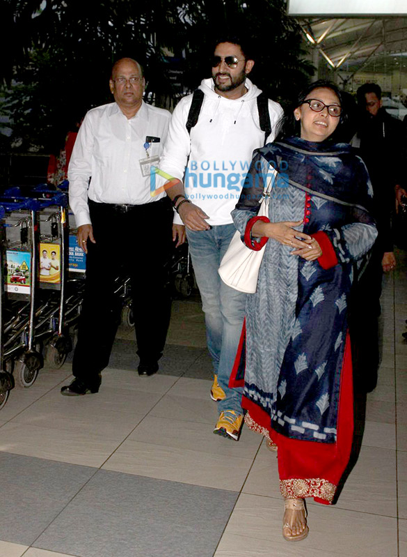 sunny leone abhishek bachchan twinkle khanna and others snapped at the domestic airport 6
