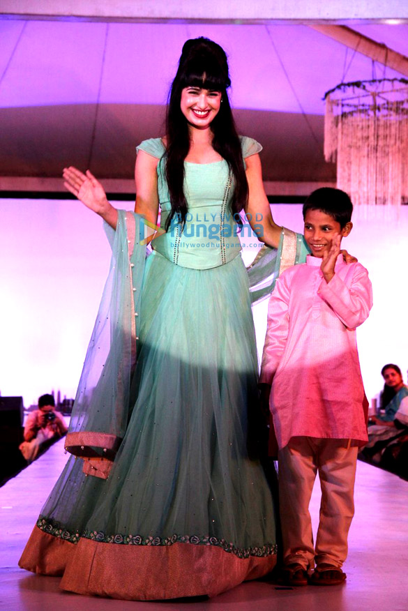 jacqueline fernandez tv celebs grace the global peace initiative 2015 3