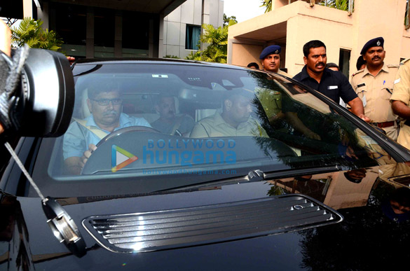 aamir khan arrives back in mumbai amidst tight security 2