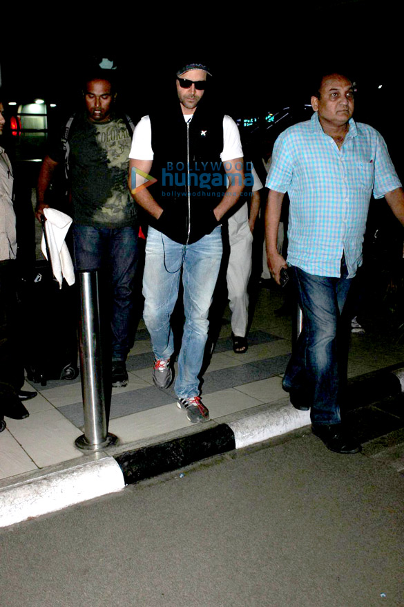 hrithik roshan spotted at the domestic airport 8