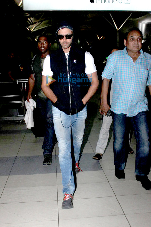 hrithik roshan spotted at the domestic airport 6