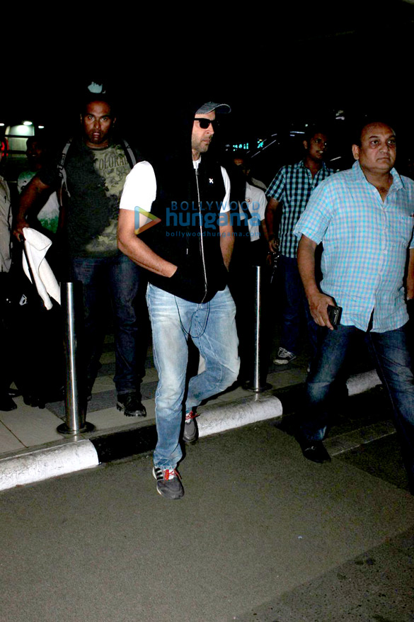 hrithik roshan spotted at the domestic airport 10
