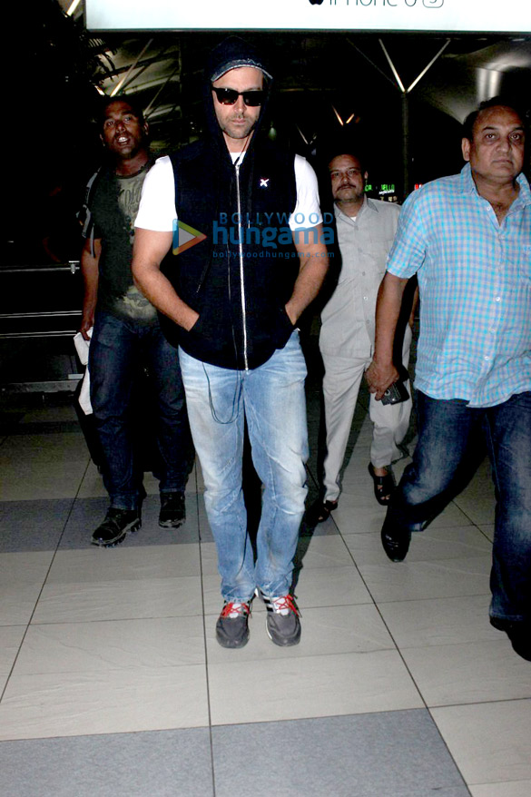 hrithik roshan spotted at the domestic airport 7