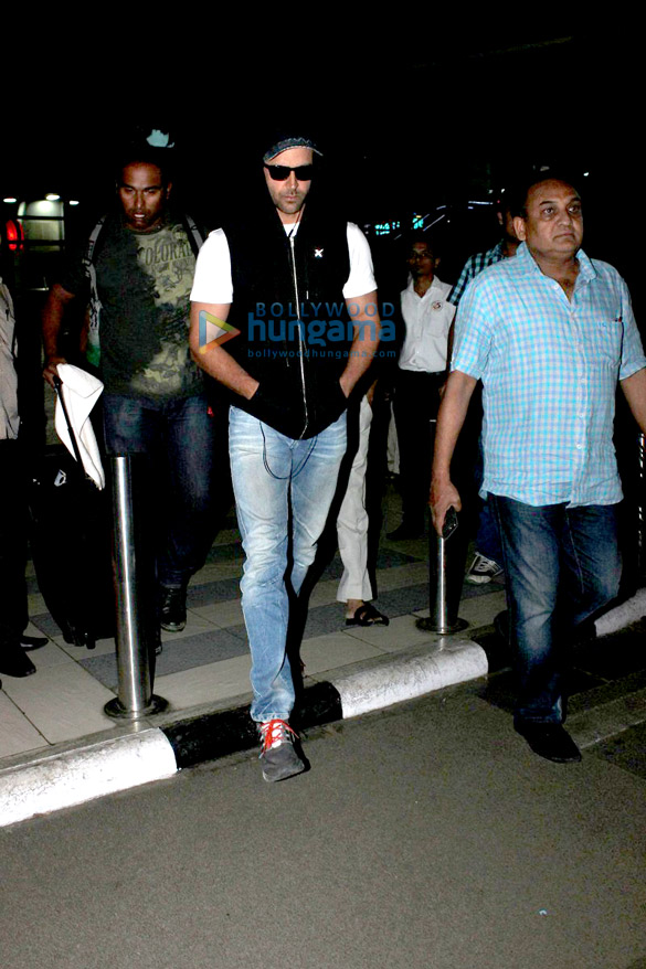 hrithik roshan spotted at the domestic airport 9