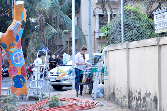 twinkle khanna snapped painting a tree in juhu 3