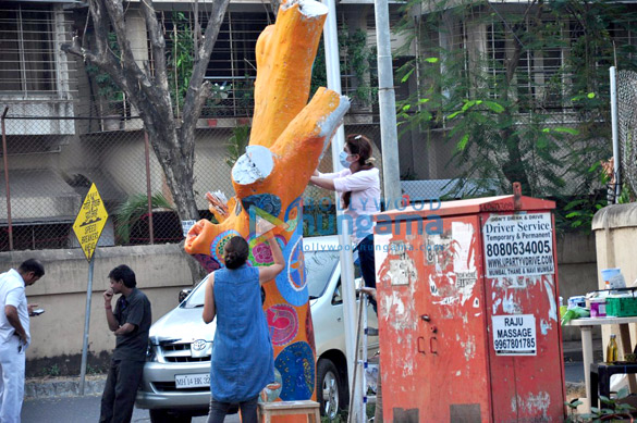 twinkle khanna snapped painting a tree in juhu 5