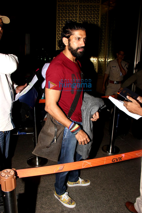 kareena kapoor khan sidharth malhotra farhan akhtarr snapped at the international airport 4