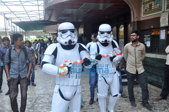 storm troopers visit gaiety galaxy theatre in mumbai to promote star wars the force awakens 4