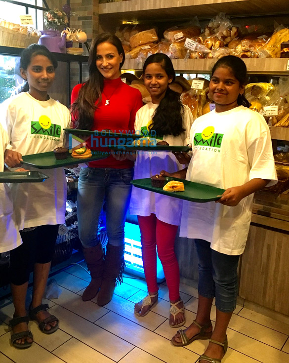 elli avram celebrates christmas at gaylords bake shop with the children from smile foundation 10