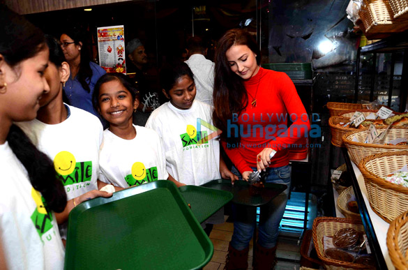 elli avram celebrates christmas at gaylords bake shop with the children from smile foundation 5