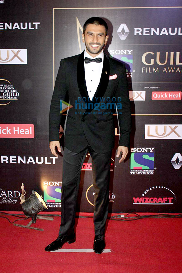 akshay kumar priyanka chopra anil kapoor grace renault sony guild awards 2016 12