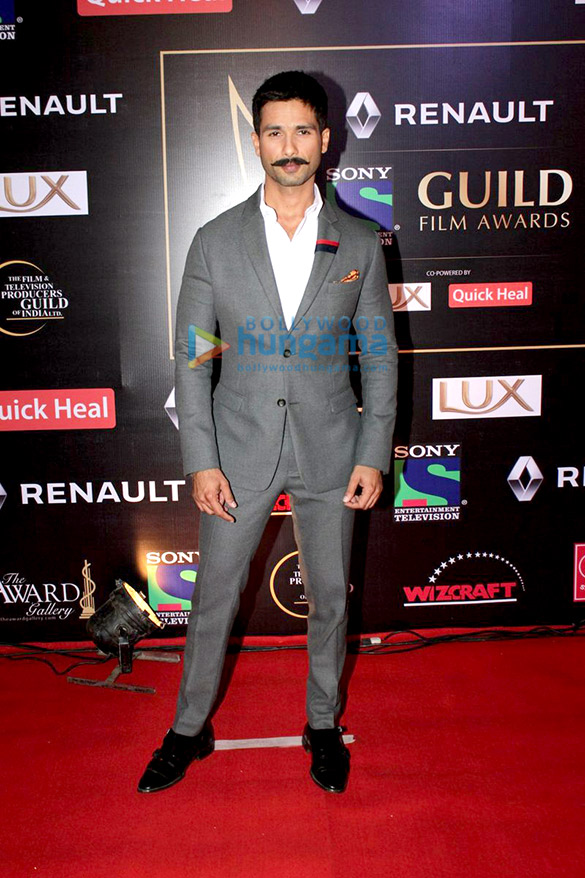 akshay kumar priyanka chopra anil kapoor grace renault sony guild awards 2016 16