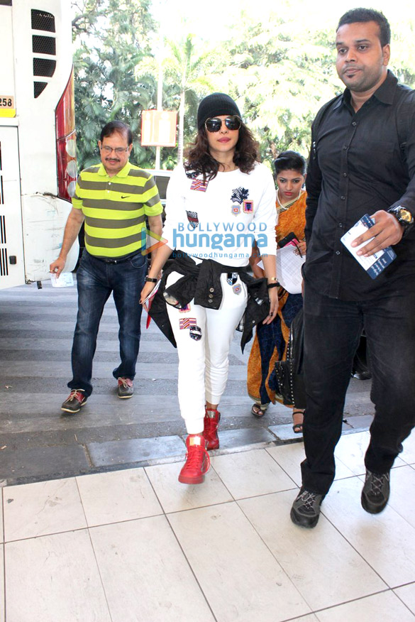 priyanka chopra dia mirza snapped at the airport 6
