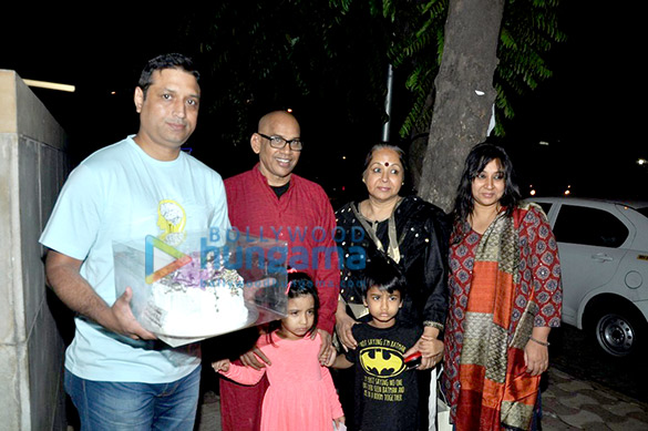 vidya balans parents snapped with her birthday cake 5