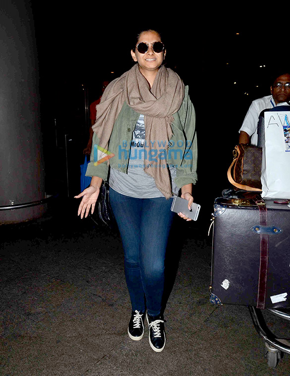 shah rukh khan gauri khan abram khan sonam kapoor rhea kapoor arrive after new year celebrations 5
