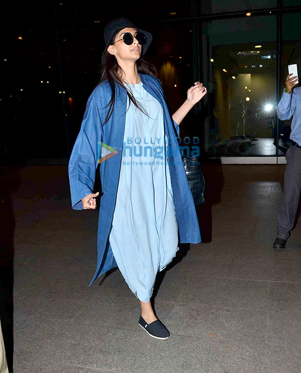 shah rukh khan gauri khan abram khan sonam kapoor rhea kapoor arrive after new year celebrations 4