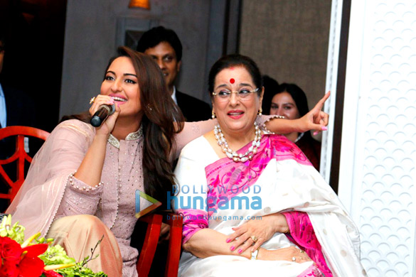 sonakshi sinha launches shatrughan sinhas book anything but khamosh 9