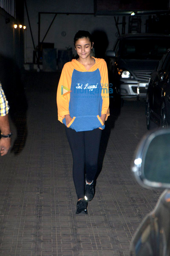 varun dhawan alia bhatt snapped outside karan johars office 7