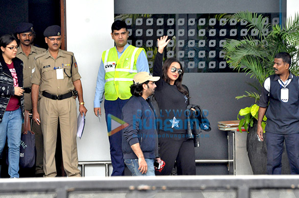 saif ali khan kareena kapoor khan ranveer singh and others return from saifai mahotsav 4