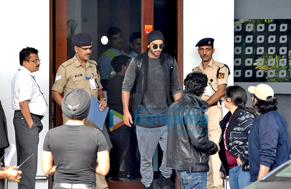 saif ali khan kareena kapoor khan ranveer singh and others return from saifai mahotsav 3