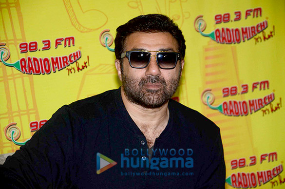 sunny deol promotes his film ghayal once again at 98 3 fm radio mirchi 8
