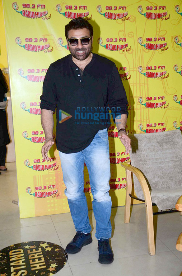 sunny deol promotes his film ghayal once again at 98 3 fm radio mirchi 3