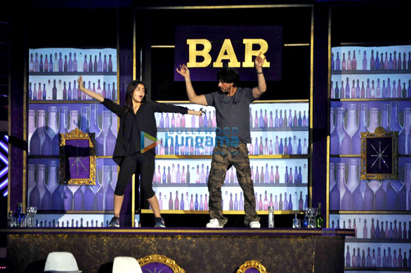 shah rukh khan and alia bhatt snapped rehearsing for filmfare awards 5