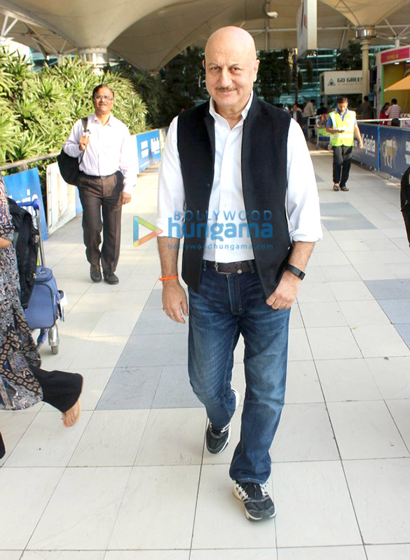 zarine khan raveena tandon urmila matondkar suniel shetty snapped at the domestic airport 6