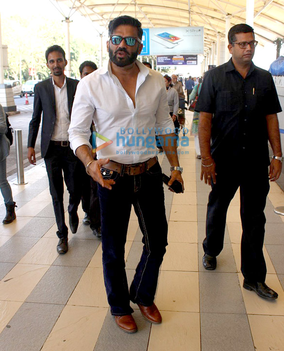 zarine khan raveena tandon urmila matondkar suniel shetty snapped at the domestic airport 5