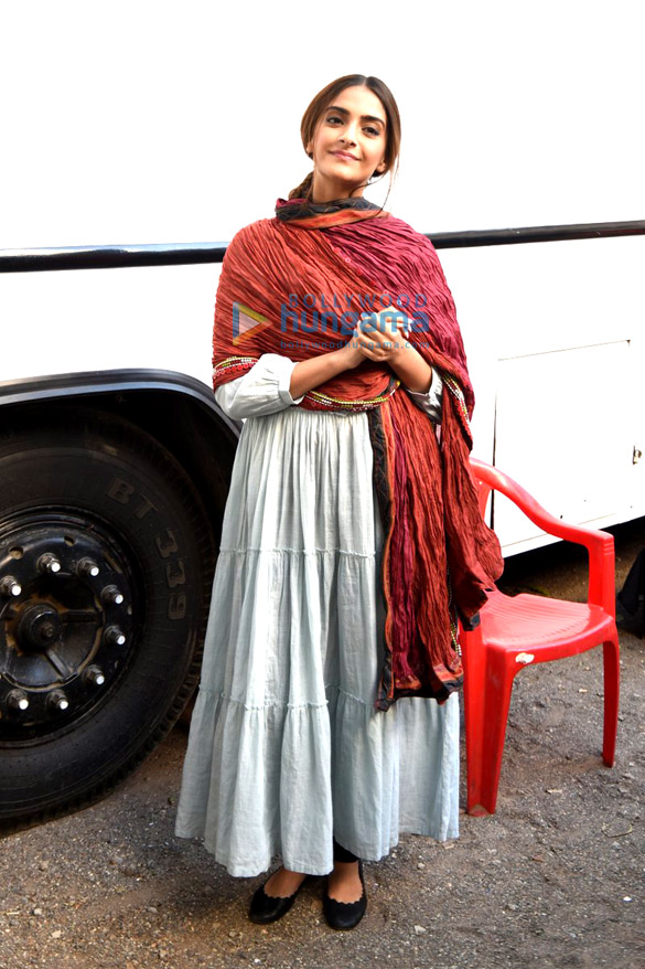 sonam kapoor snapped promoting neerja 5