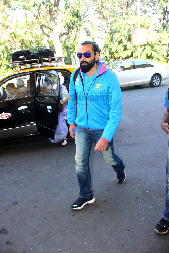 mumbai heroes depart for ccl launch in bangalore 2