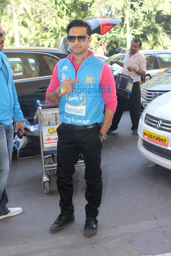 mumbai heroes depart for ccl launch in bangalore 6