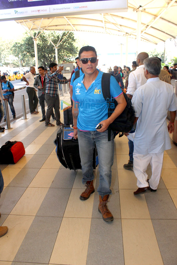 mumbai heroes depart for ccl launch in bangalore 9