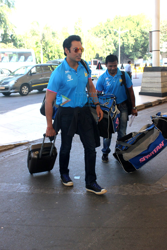mumbai heroes depart for ccl launch in bangalore 11