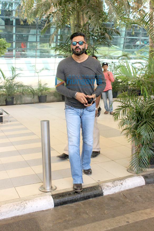 sohail khan suniel shetty and others snapped at the airport 3