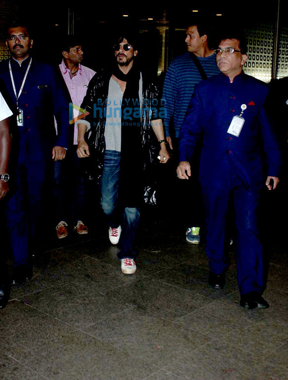 shah rukh khan snapped at the mumbai international airport 2