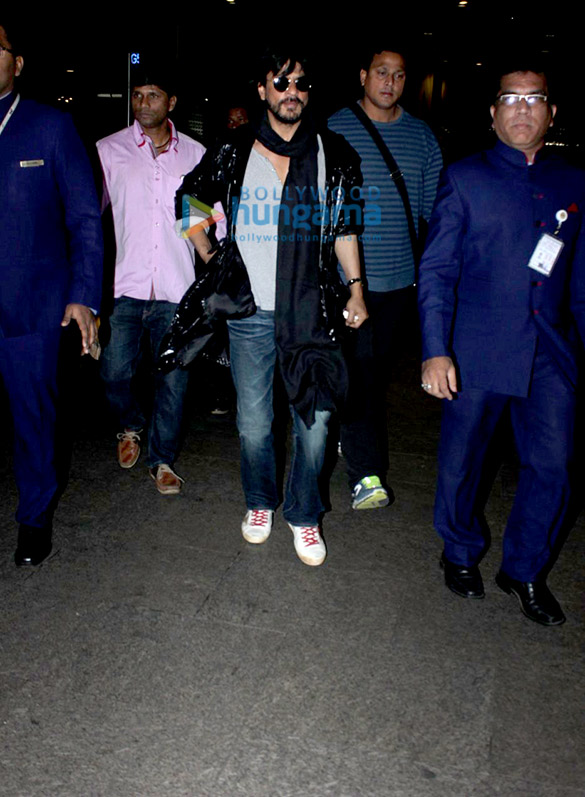 shah rukh khan snapped at the mumbai international airport 8