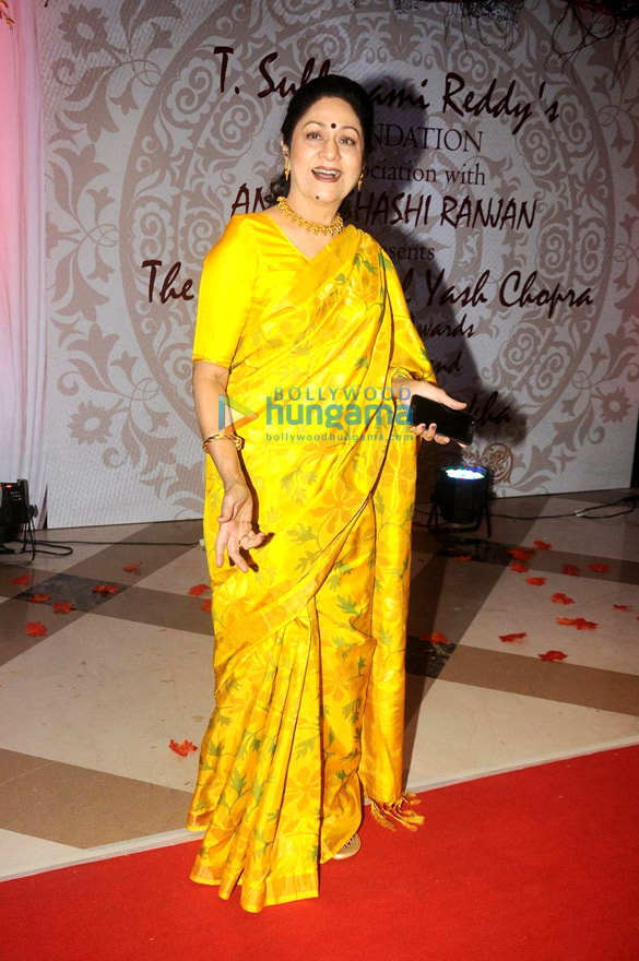 rekha honoured with yash chopra memorial award by tsr foundation 13