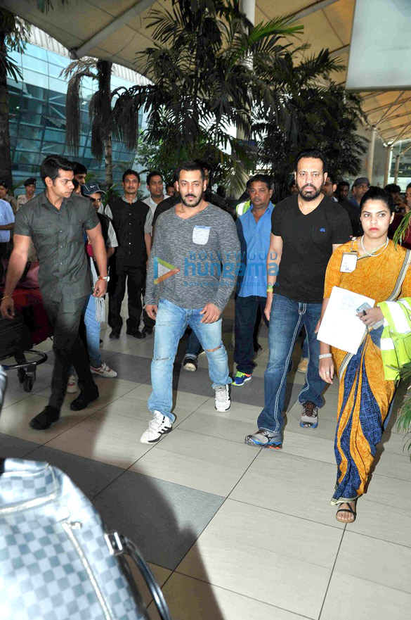 salman khan preity zinta and others arrive from ahmedabad after ccl mumbai heroes match 2