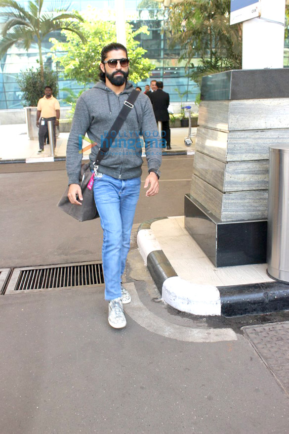 kriti sanon farhan akhtar soha ali khan others snapped at the airport 3