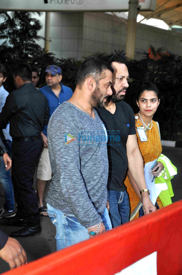 salman khan preity zinta and others arrive from ahmedabad after ccl mumbai heroes match 9