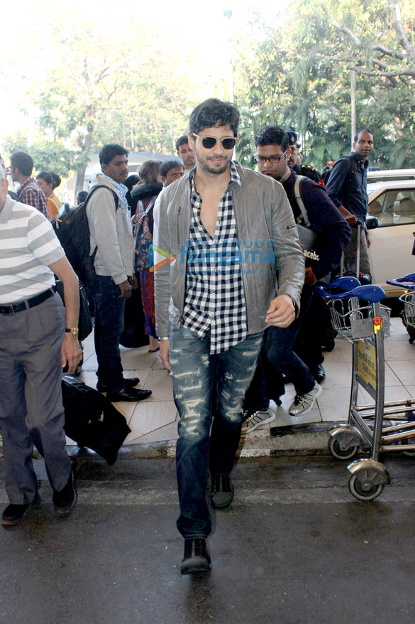 sidharth malhotra snapped at the domestic terminal 6