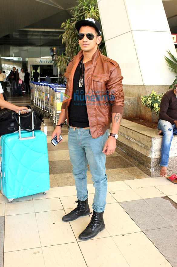 amitabh bachchan farhan akhtar others snapped at the airport 10