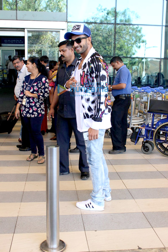 ranveer singh flaunts his personalised rs cap at the airport 16