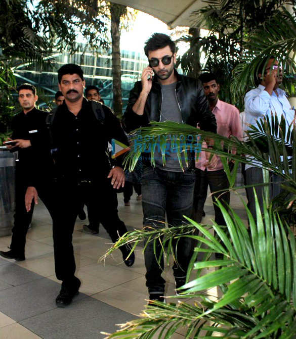 ranbir kapoor snapped at the domestic airport 6