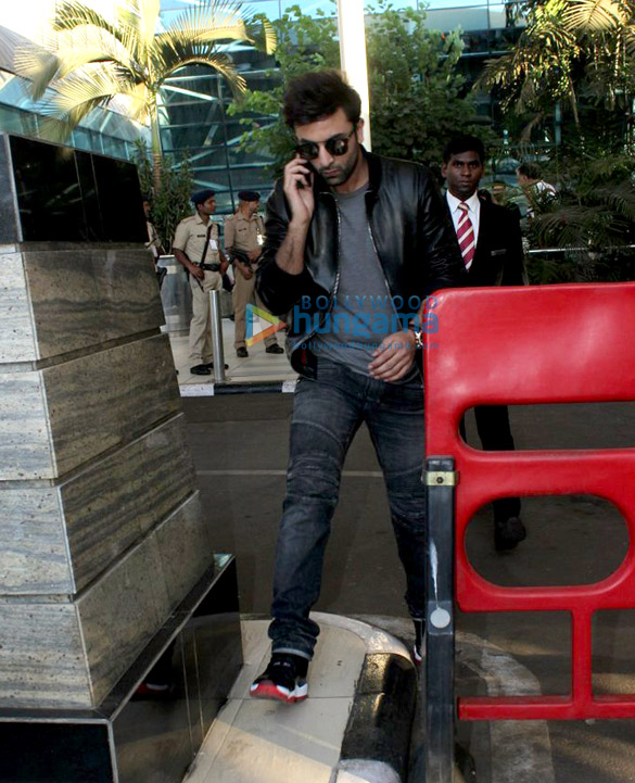 ranbir kapoor snapped at the domestic airport 10